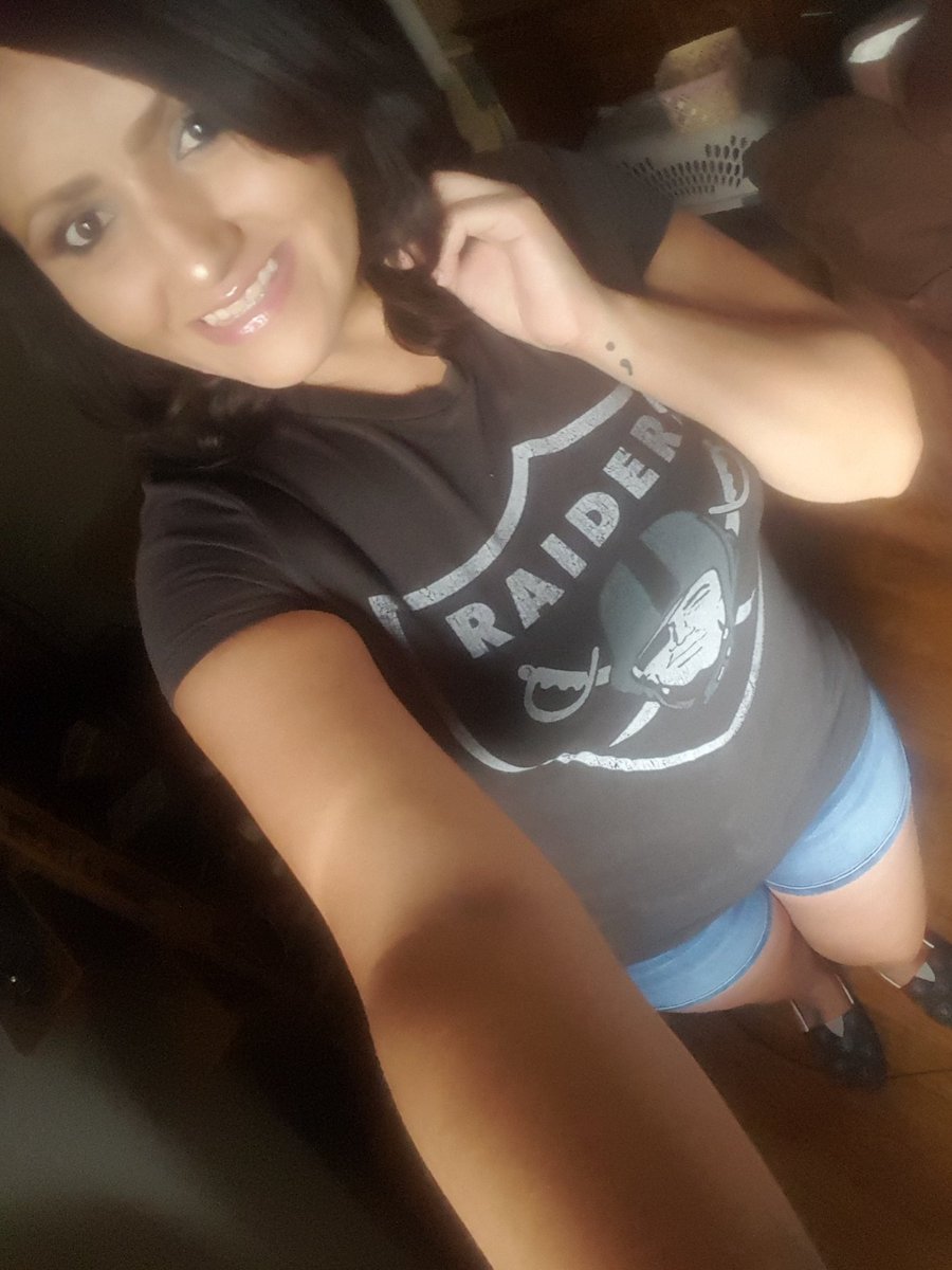 Lia_800's tweet photo. Game day ready #Raiders #GotCute #iDoItForMyself https://t.co/BaBhIIG8gI