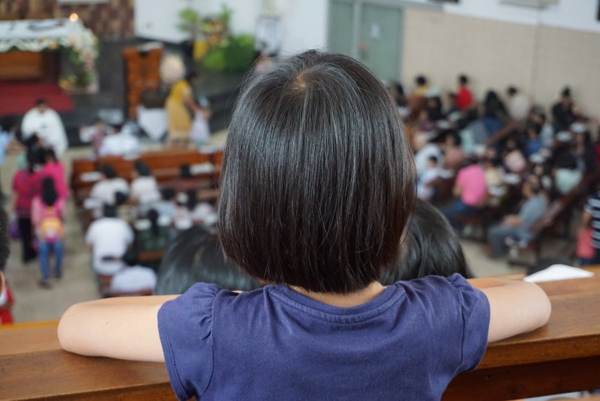 xzykxzyk's tweet image. A little girl&apos;s praying for the world.. #happysunday #happyday #santofransiskusasisi