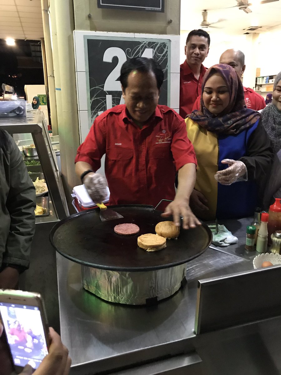ahmadmaslan's tweet photo. Masak burger di Restoran Saujana Putra #LahadDatu #Sabah. #MITIMalaysia berusaha bina #BangsaUsahawan di seluruh negara. Berniagalah.. https://t.co/gOE5c6oC7M