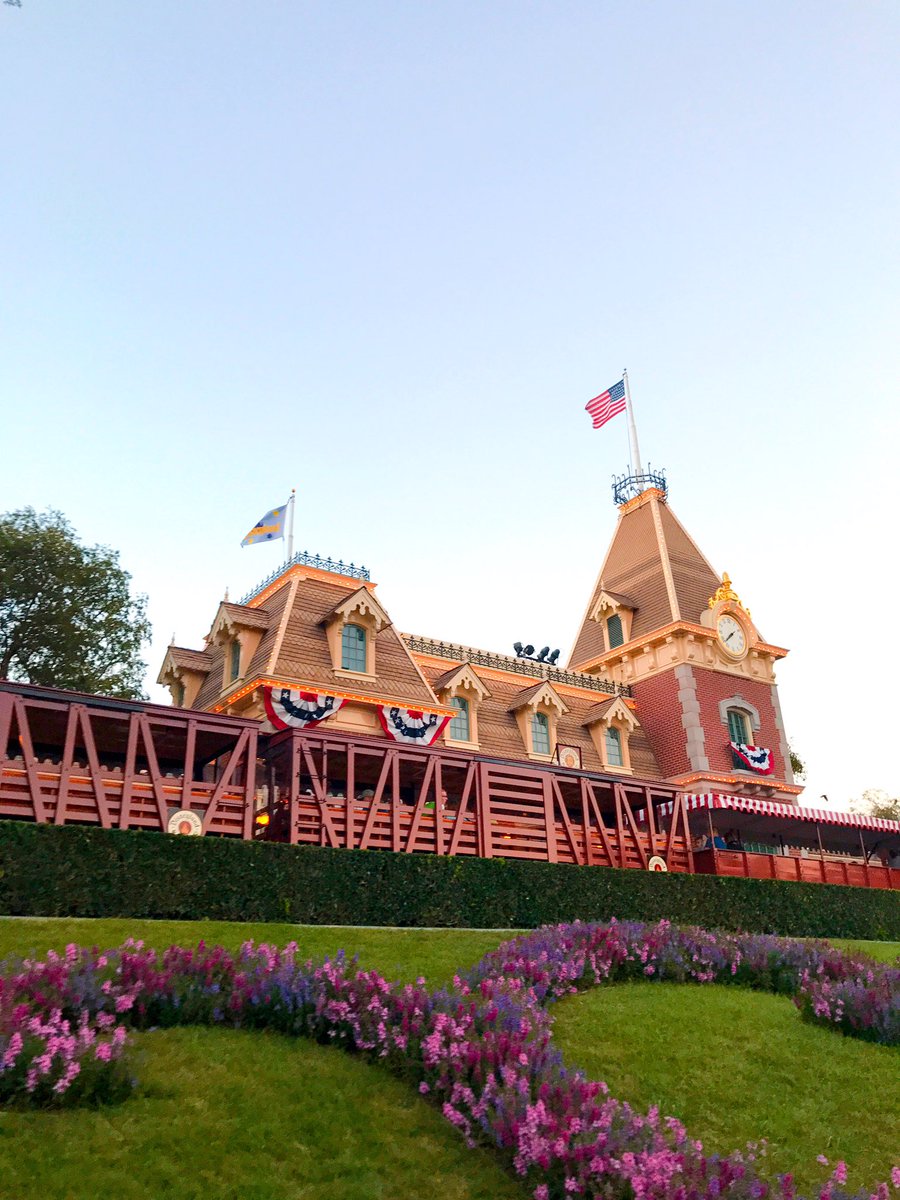 francisdominiic's tweet photo. Disneyland was lookin' v cute today at Sunset. 💙✨💕 https://t.co/A1AxB0WRJc
