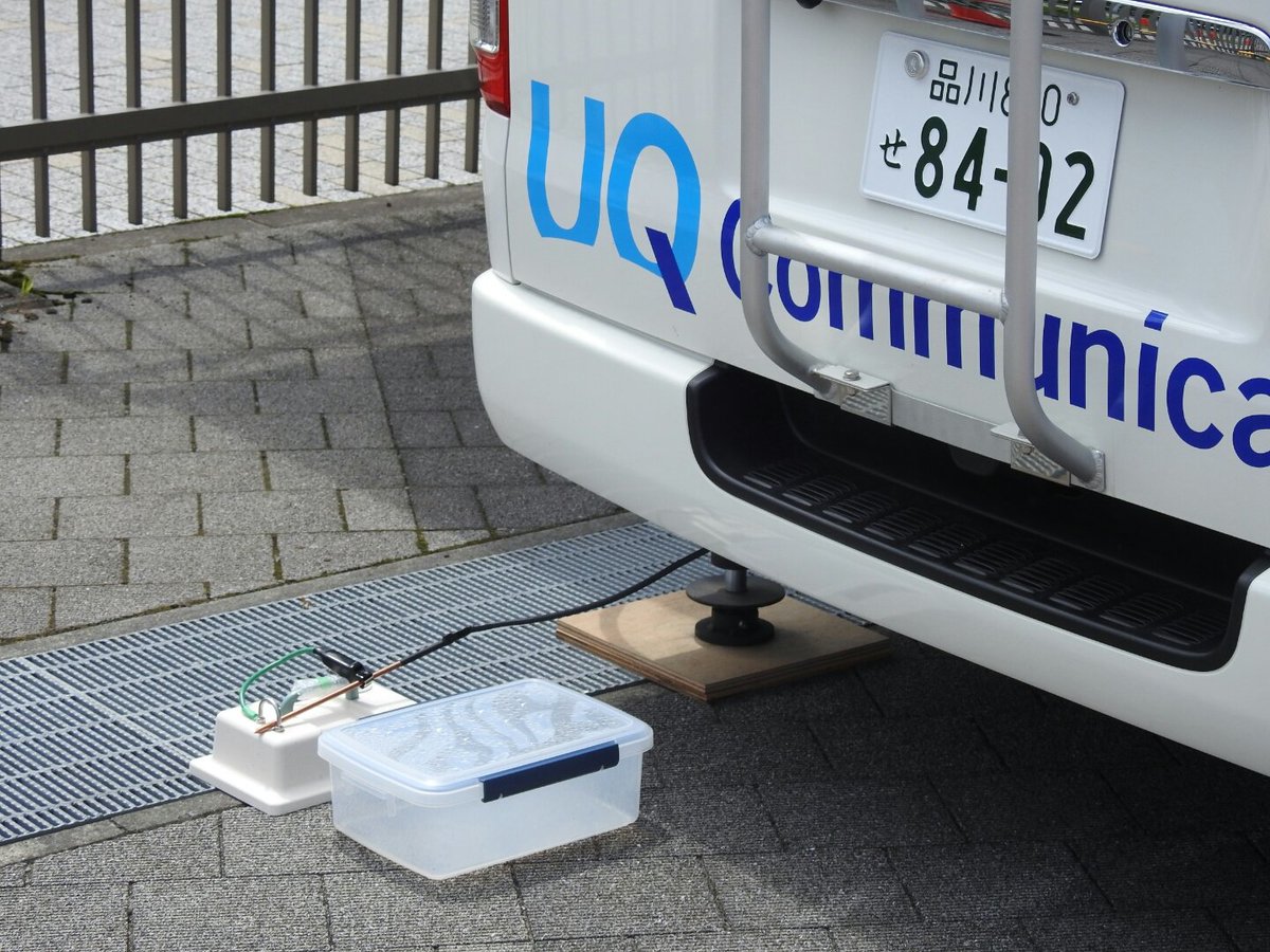 でんぱやくざ なんだろー コミケに初導入のuq基地局車 地面が土じゃないからアース棒を刺せなくて 面白い付け方してる ビリビリー C92 コミケ