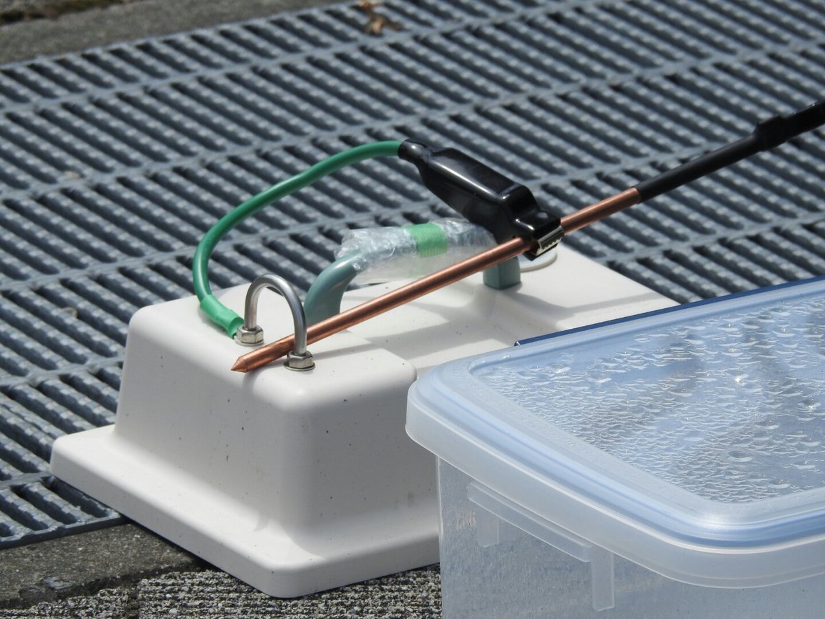 でんぱやくざ なんだろー コミケに初導入のuq基地局車 地面が土じゃないからアース棒を刺せなくて 面白い付け方してる ビリビリー C92 コミケ