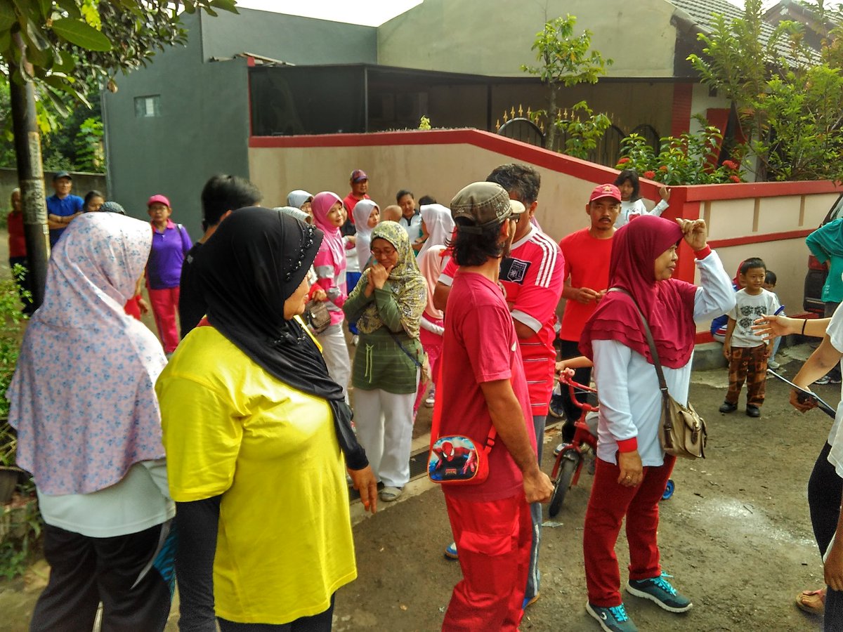 Andricute8's tweet photo. Gerakan jalan dlm rangka HUT RI Ke 72 Th di perumahan Sukmajaya permata Depok @IRSP59 https://t.co/W79bXpGwNH