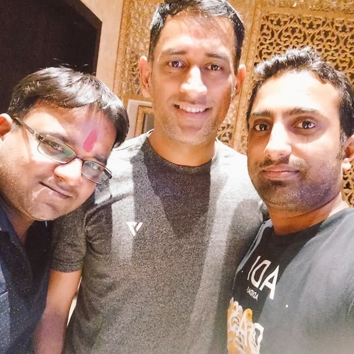 msdhoni_forever's tweet photo. Mahi with his childhood friend 💗😘💕💞🌼🎶💮 msdhoni #MSDhoni @msdhoni #Friends https://t.co/QAMZp8aFp4