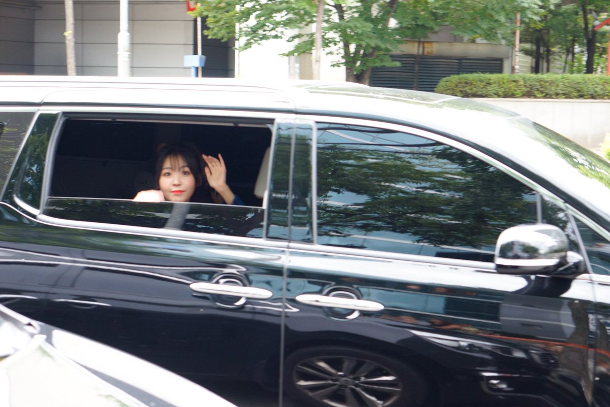 CosmicCaramel's tweet photo. 20170813 인기가요 퇴근 레이나 https://t.co/wASPkkEsJ4