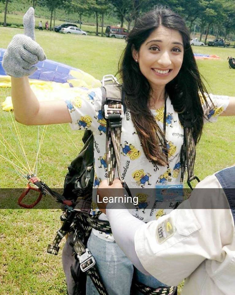 VrushikaM_FC's tweet photo. Cutie @VrushyyMehta learning how to paraglide in Taitung, Taiwan with #DesiExplorers! @MarinatingF https://t.co/KTyTS1lzy4