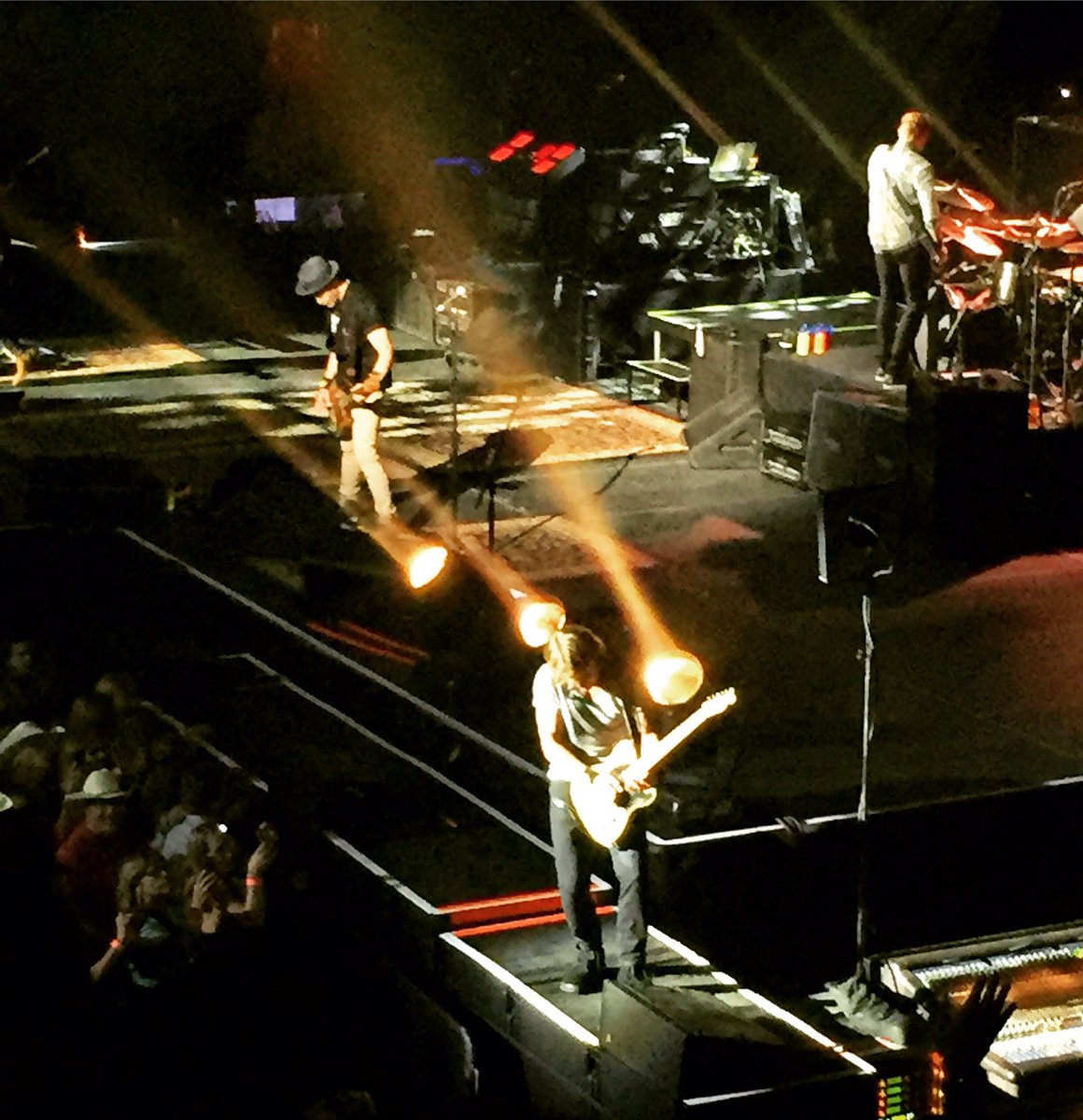 angegvs3's tweet photo. @KeithUrban in Montreal tonight 🙌🏼!!
#lovehim #awesome #mtl https://t.co/gYT0mtUciT