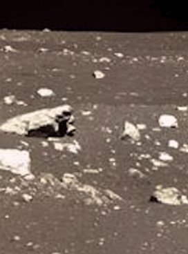 matrixrprt2017's tweet photo. Did China's Chang'e 3 rover examine a crash site on the Moon? #AncientArtifacts #AncientAliens #ChinaLunarRover #ChineseSpaceProgram #ufo https://t.co/OTxPeig1qQ
