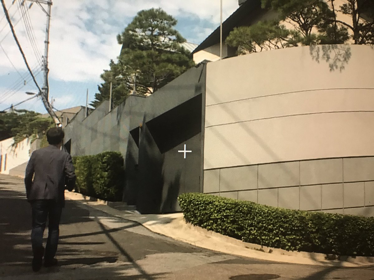 HUMANEJH's tweet image. 하나는 &apos;친일파 후손&apos;의 집. 다른 하나는 독립을 갈망하다 &apos;빨갱이 자식&apos;으로 평생을 숨죽여 살아온 집. 어디에서부터 이 두 집안 사이에 놓였을 격차를 이해해야할까. 적폐의 되물림 앞에서도, 자비가 필요한걸까.