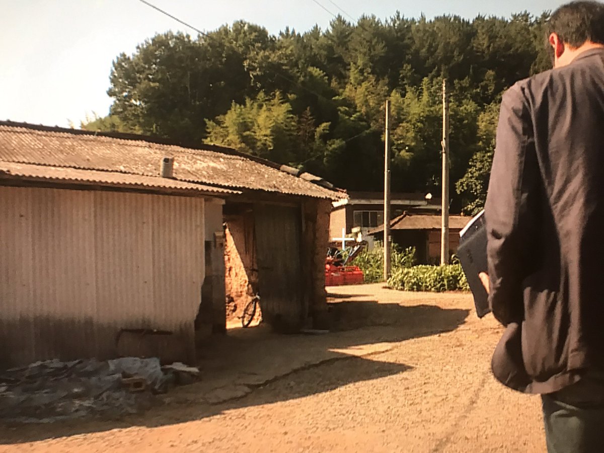 HUMANEJH's tweet image. 하나는 &apos;친일파 후손&apos;의 집. 다른 하나는 독립을 갈망하다 &apos;빨갱이 자식&apos;으로 평생을 숨죽여 살아온 집. 어디에서부터 이 두 집안 사이에 놓였을 격차를 이해해야할까. 적폐의 되물림 앞에서도, 자비가 필요한걸까.