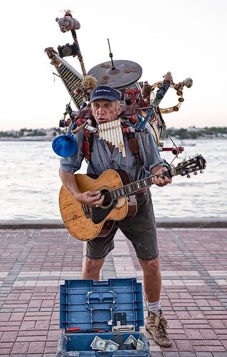 masoncook's tweet photo. Tonight's @edsheeran concert was proof that he is a modern day version of this guyππΌ#OneManBand #TalentOnAnotherLevel https://t.co/VbPfpEFcnm