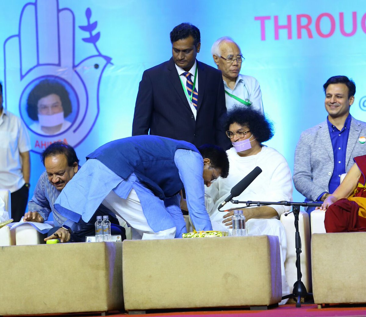 PiyushGoyal's tweet photo. Talked about the concept of Vasudhaiva Kutumbakam to bring unity in the world at the event "Unity in Diversity - Indian Heritage", in Mumbai https://t.co/FqH3Jogp01
