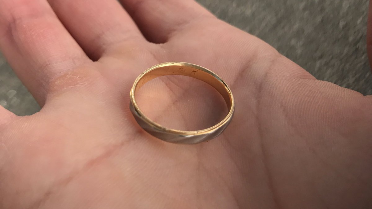 あお 拡散希望 佐世保ダイレックス佐々店で 結婚指輪が落ちてました 柄は写真の通りです 1993 11 M To K と書いてあります Twitterされてるかわかりません この年代なら子供持ちもあり得るかもしれないので 見た人はご両親の確認もして