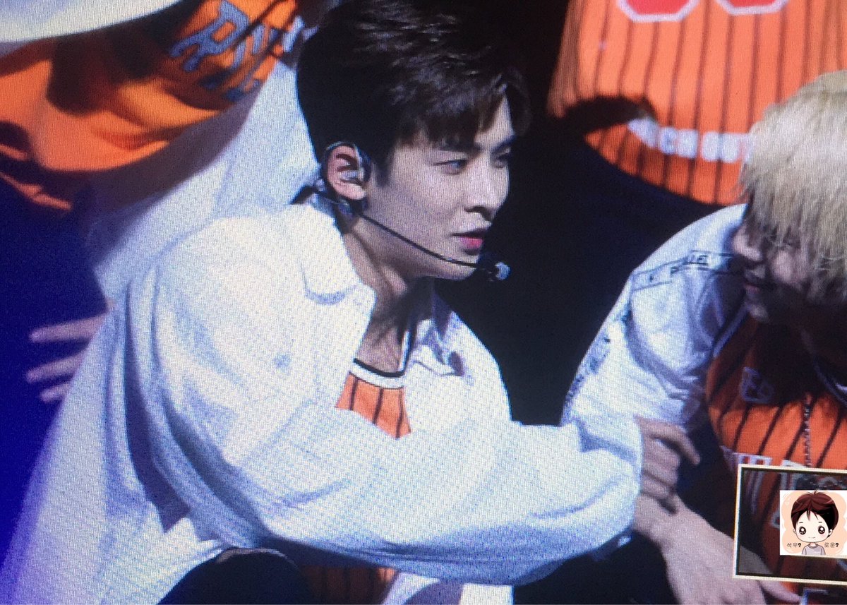 kimmo_rw's tweet photo. 170813 #SF9 #에스에프나인 #로운 #ROWOON FM https://t.co/fmag045Ncr