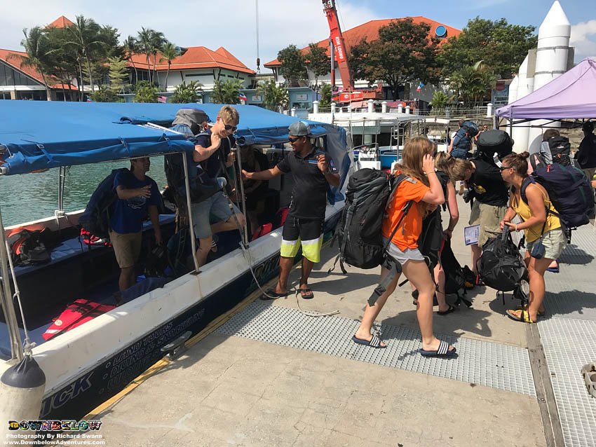 divedownbelow's tweet photo. Team #Sompoton fm @CampBorneo end #1MonthAdventure Borneo! time2 say goodbye @divedownbelow Team & #GayaIsland bt time for some pix first ;) https://t.co/Ue4bfHq03l