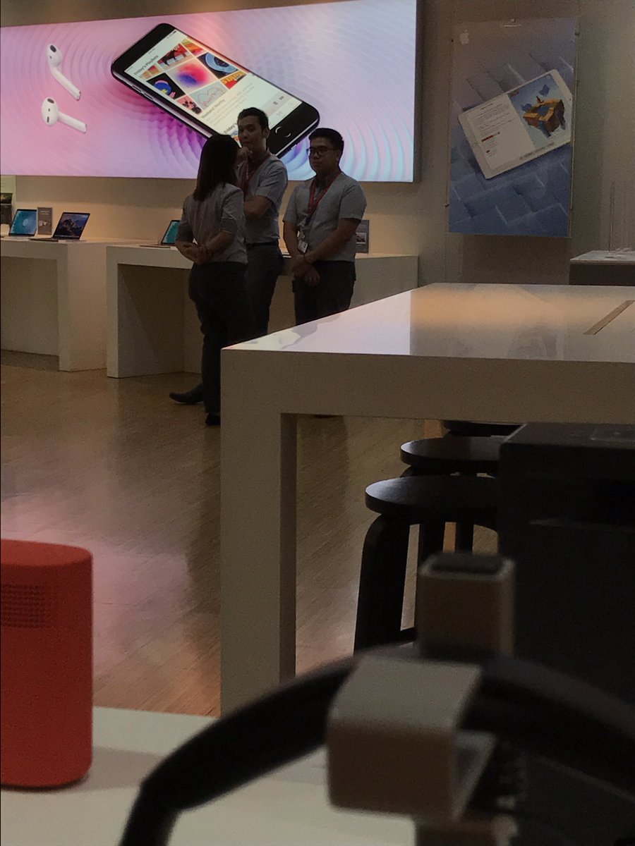 jaysonisaac_'s tweet image. Attention management of #POWERMACCENTER GB 3. Ur people are not attending to the customers. Bad business for u!