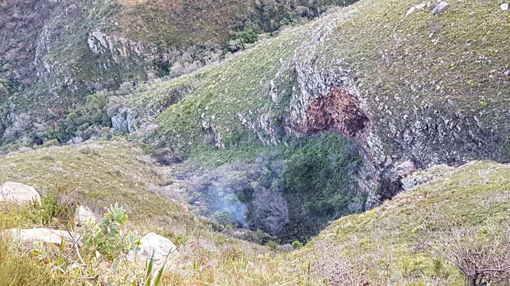 SafetyMountain's tweet photo. Blackburn Kloof smoke in the kloof #HikersNetworkTracking @TableMntnWatch @CityofCTAlerts @ChapmansPeakSA @vwsfires @TableMountainNP https://t.co/2scFGvLlhy