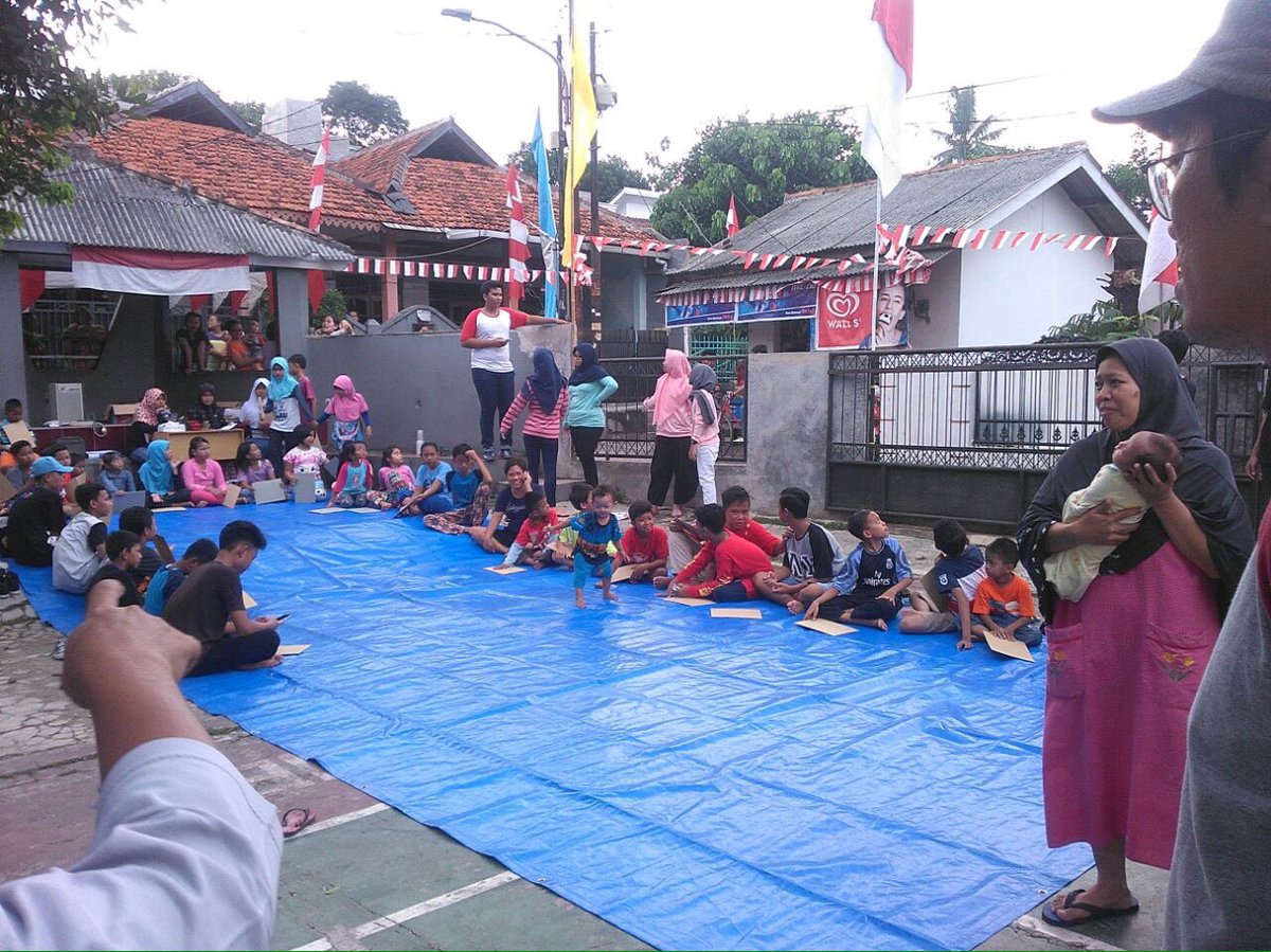 Di sisi yg lain, kegiatan kita gambar bareng di Jagakarsa dimulai. Ada temen2 yg nimbrung seperti komunitas #belajaran dan pemuda jagakarsa