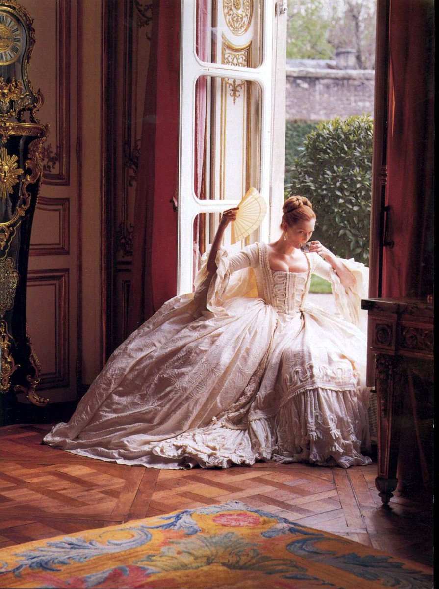 <올란도>, 버지니아 울프가 원작을 쓰고, 틸다 스윈튼이 주연을 맡아, 샐리 포터 감독이 영화로 담아낸 코스튬 리얼 미러링 대서사시 이고. 중간에...