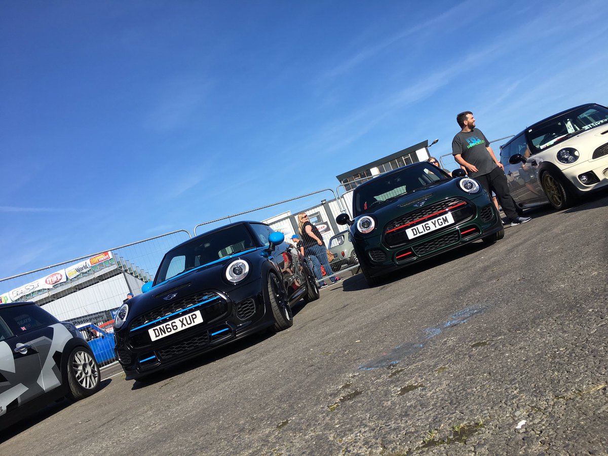 Mulgari's tweet photo. The ICON2's are here at @ModernMiniMag Mini's in the park. Weathers good, going to be a wicked day. #icon02 https://t.co/BJTc9rCgW8