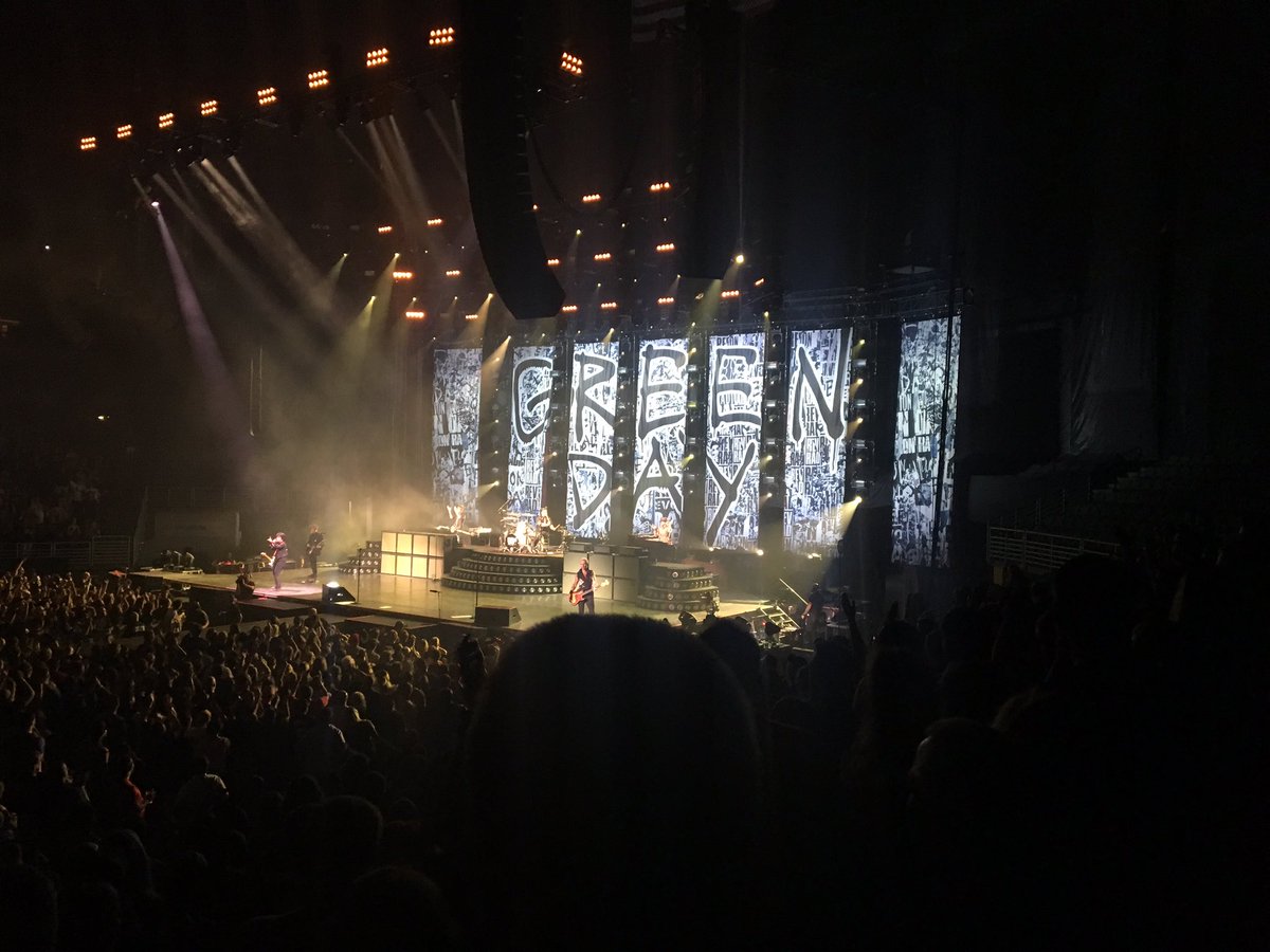 mrllycoddle's tweet photo. AWESOME night rocking out to @GreenDay thanks for helping me forget life for 3+ hours, I really needed to feel ALIVE!! 🤗 https://t.co/MlcF4ZB6Ec