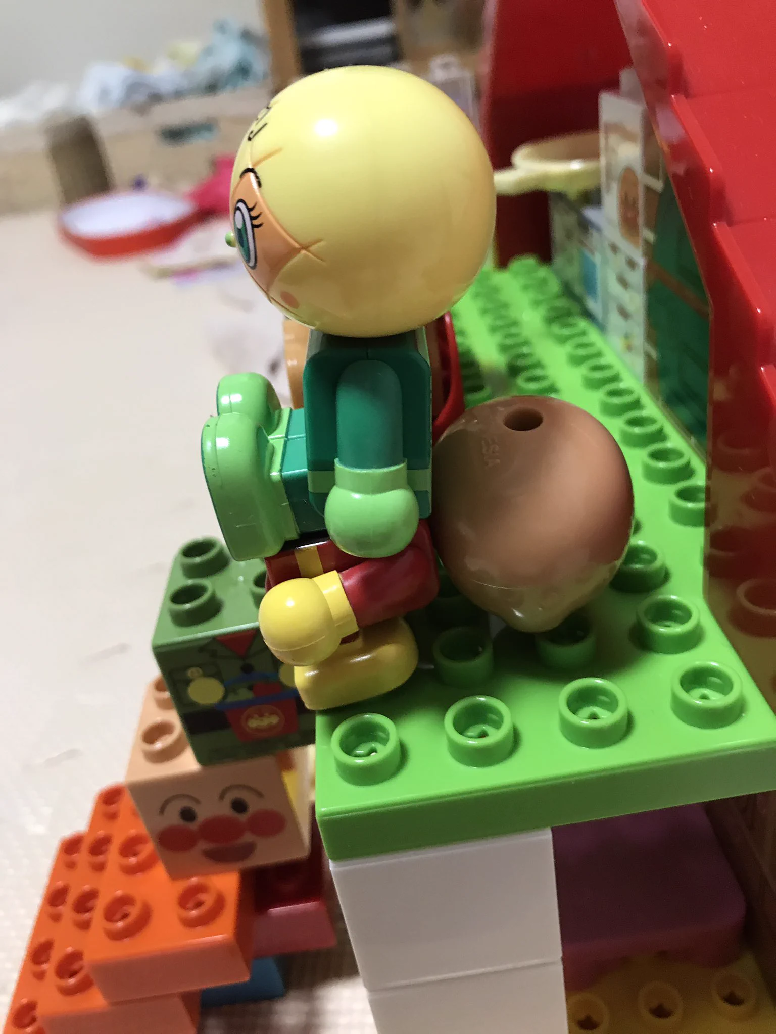 椅子が無慈悲すぎww子供が遊んでるアンパンマンブロックがやばいww