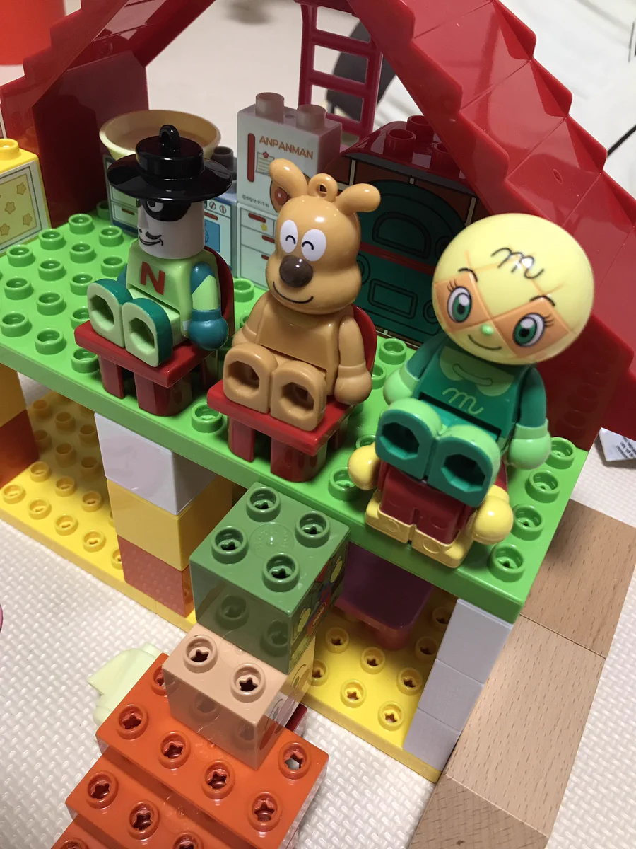 椅子が無慈悲すぎww子供が遊んでるアンパンマンブロックがやばいww