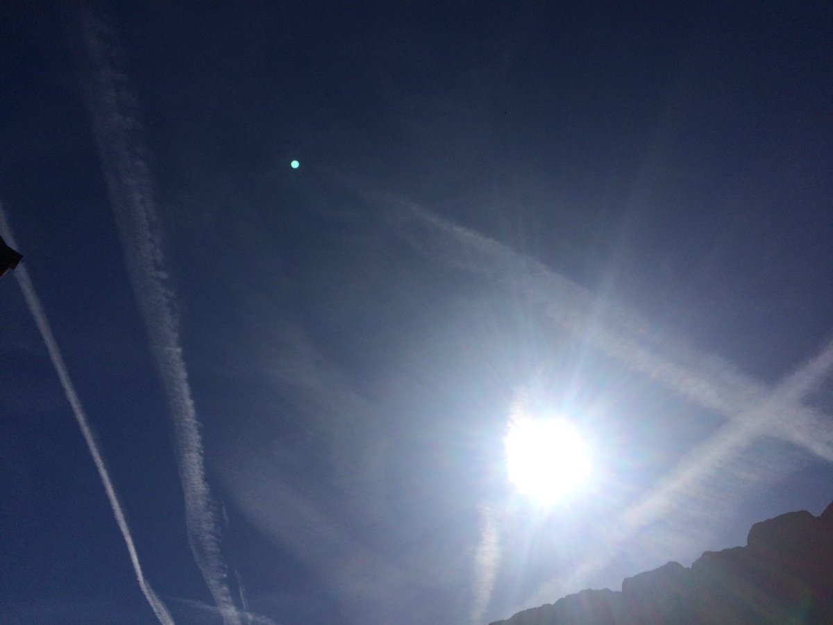 JPollicott's tweet image. Flight path is busy this morning #TotalGridlock ✈️