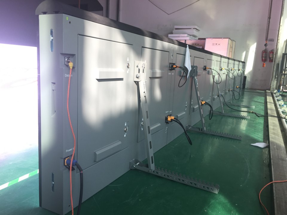 SukiLau9352's tweet image. P8 outdoor #Stadium #PerimeterLEDDisplay is ready for shipping to Czech Republic! Total 100 pcs cabinet of 1280*896mm
 #led #obrazovka