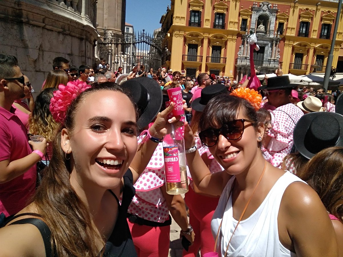 beamoreno15's tweet photo. Feria Málaga :) #Cartojal #Charanga #NecesitasAguaAhiTienes #PonteUnaFlor @MariaCabello3 https://t.co/mFUgBeemY5
