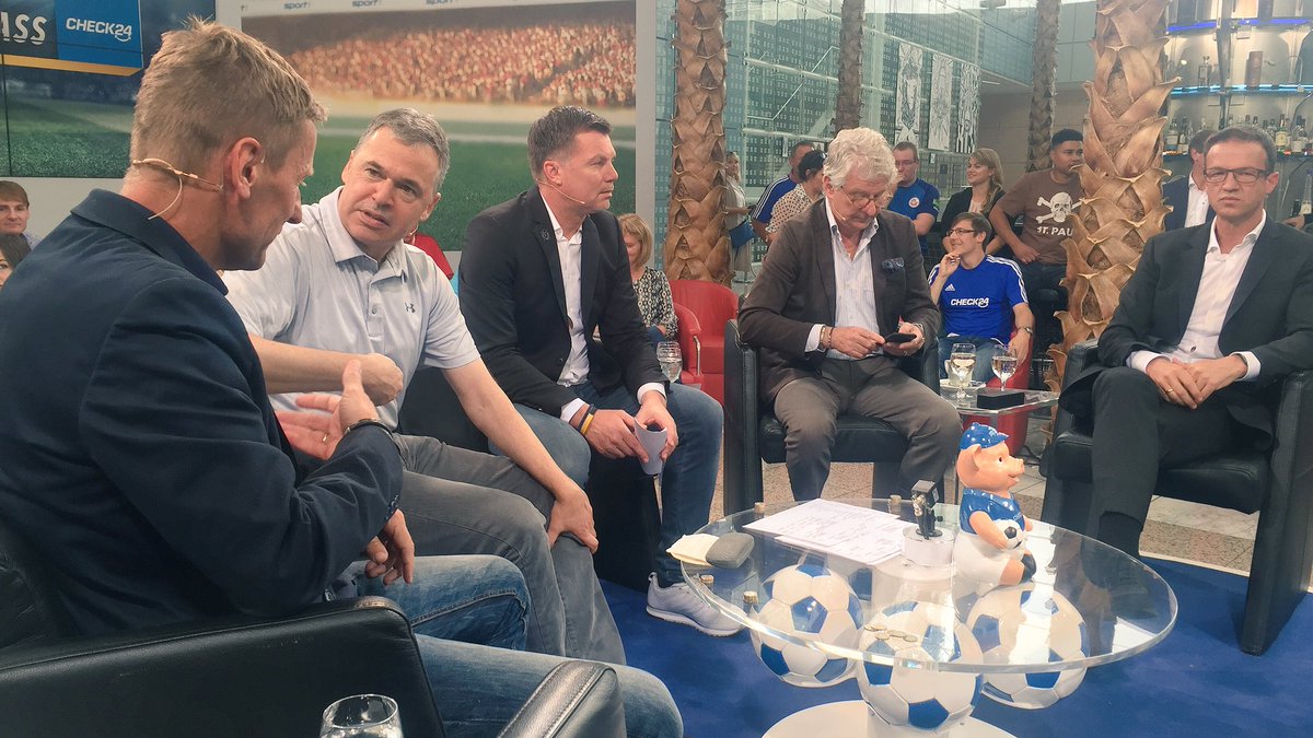 SPORT1_Dopa's tweet photo. Hitzige Diskussion heute über den Transfer-Wahnsinn um Dembele. Was denkt ihr? Gibt es im Fußball noch echte Liebe? #DOPA https://t.co/G4njpigLDo