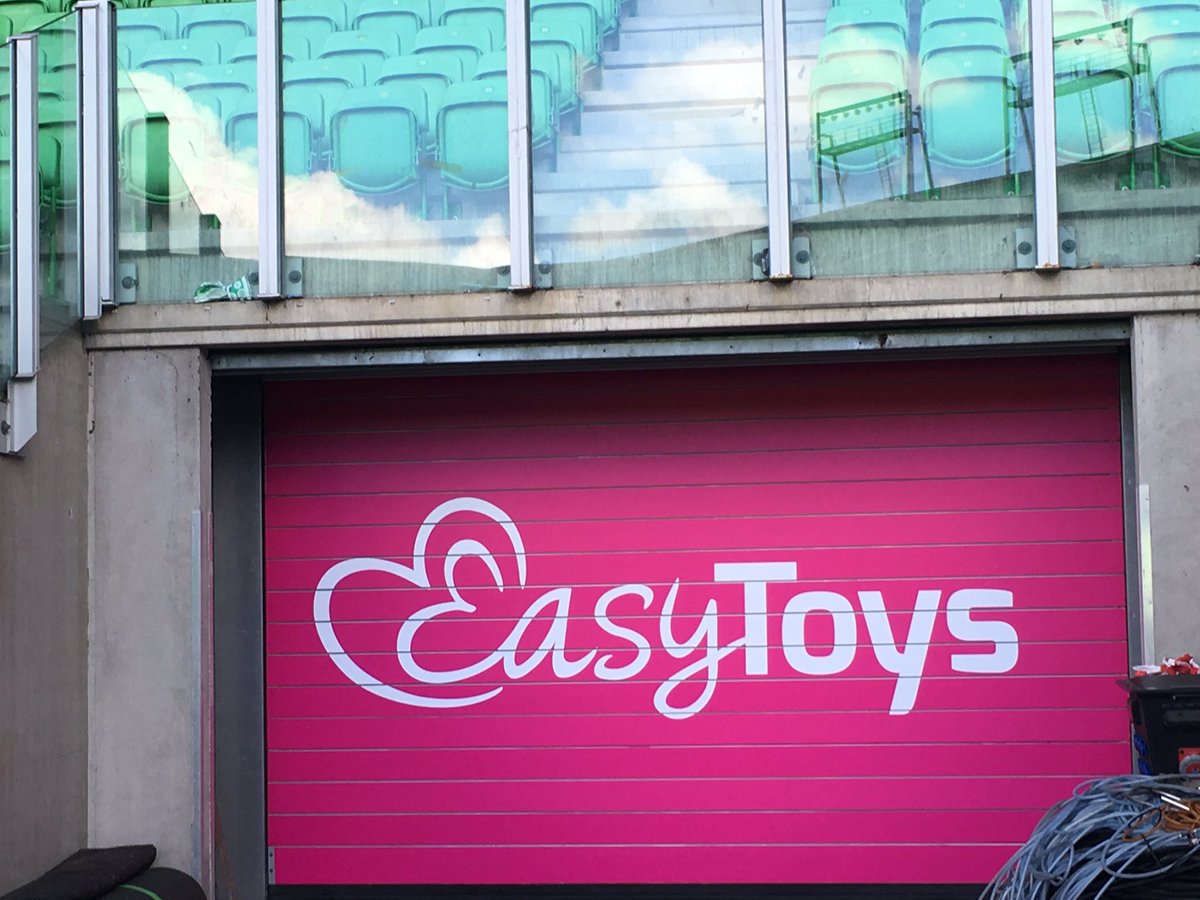 Easytoys heeft ook een nieuwe uiting op de garagedeur van het veld. <a href="/EasytoysNL/">EasyToys.nl</a>