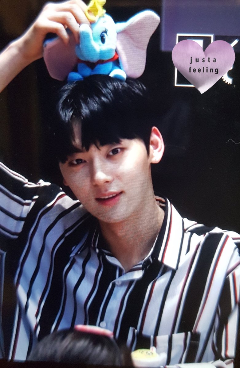 19950809____'s tweet photo. 170813 프리뷰 
사막여우면서 토끼면서 코끼리
#WANNAONE #워너원 #황민현 #민현 https://t.co/Rycl2Z38Q6