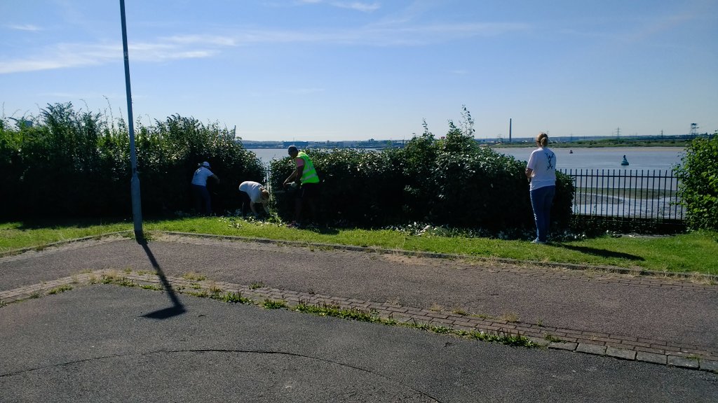 GraysPhoenix's tweet photo. Working on #Grays river front, pruning and cleaning up the playground #LoveGrays https://t.co/WZFvp4CRfg