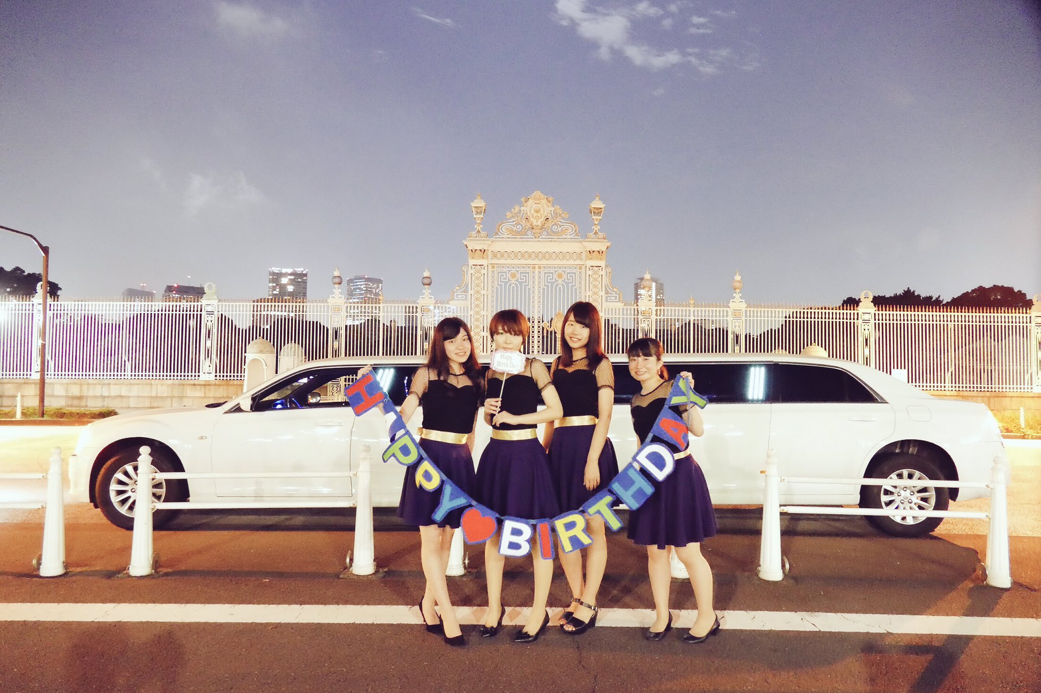 パセラのリムジン とっても仲良しの四人組です お揃いのドレスとゴールドのリボンが ゴージャスでとても素敵です パセラ リムジン女子会 誕生日会 Happybirthday イタリア街 リムジン女子会 リムジンパーティー お泊まり女子会 バリアン女子会 パセラのリムジン とっても仲良しの四人組です お揃いのドレスとゴールドのリボンが ゴージャスでとても素敵です パセラ リムジン女子会 誕生日会 Happybirthday イタリア街 リムジン女子会 リムジンパーティー お泊まり女子会 バリアン女子会