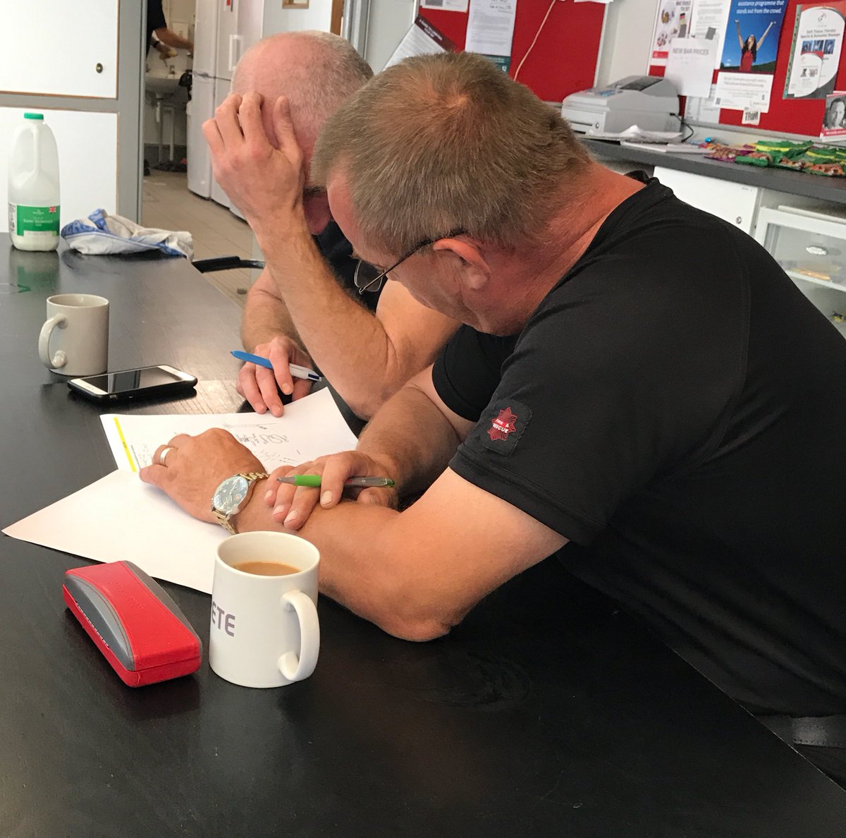 Rushmoor02's tweet photo. #RW02 completing a BA quiz this morning with a brew &amp; then a scenario session
#OpsReady by testing  #OpsKnowledge to makes us #OpsEffective https://t.co/mRa0mdl2CT