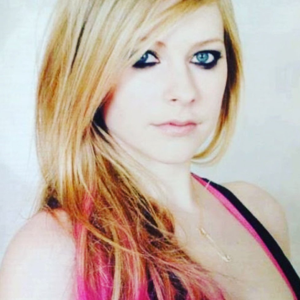 Avril_community's tweet photo. Hello guys❤ @AvrilLavigne #avrillavigne #teamavril #littleblackstar https://t.co/TmxZL9yzjD
