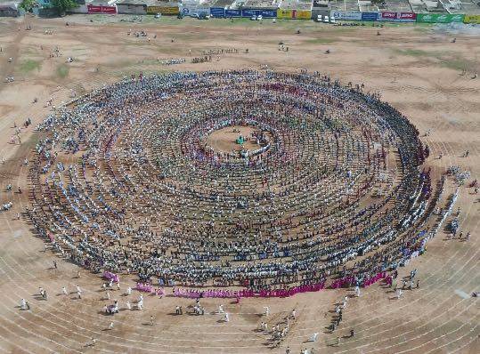 swachhbharat's tweet photo. As a part of the #FreedomFromOpenDefecation week, more than 10,000 students and govt employess formed a human chain in Koppal, K'taka. https://t.co/eJnGEAtEe3