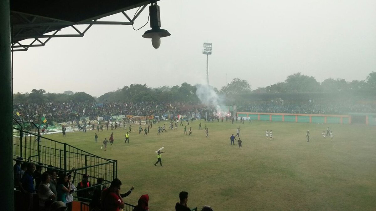 GOAL_ID's tweet photo. Kisruh di laga Persikabo dan Perserang pada lanjutan Liga 2 di Bogor. Laga masih dihentikan... #MatchdayGoal https://t.co/zuxoC6lw3D