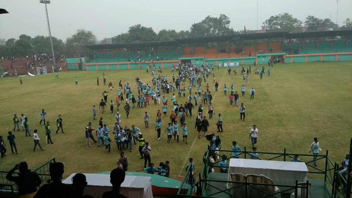 GOAL_ID's tweet photo. Kisruh di laga Persikabo dan Perserang pada lanjutan Liga 2 di Bogor. Laga masih dihentikan... #MatchdayGoal https://t.co/zuxoC6lw3D