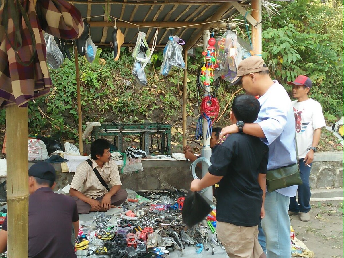 ConcatF's tweet photo. Rekreasi edukatif bagi anak bisa didapatkan di pasar tradisional #ccaf2017 #sleman #tradisional #jogjakarta https://t.co/45uemCzkk3