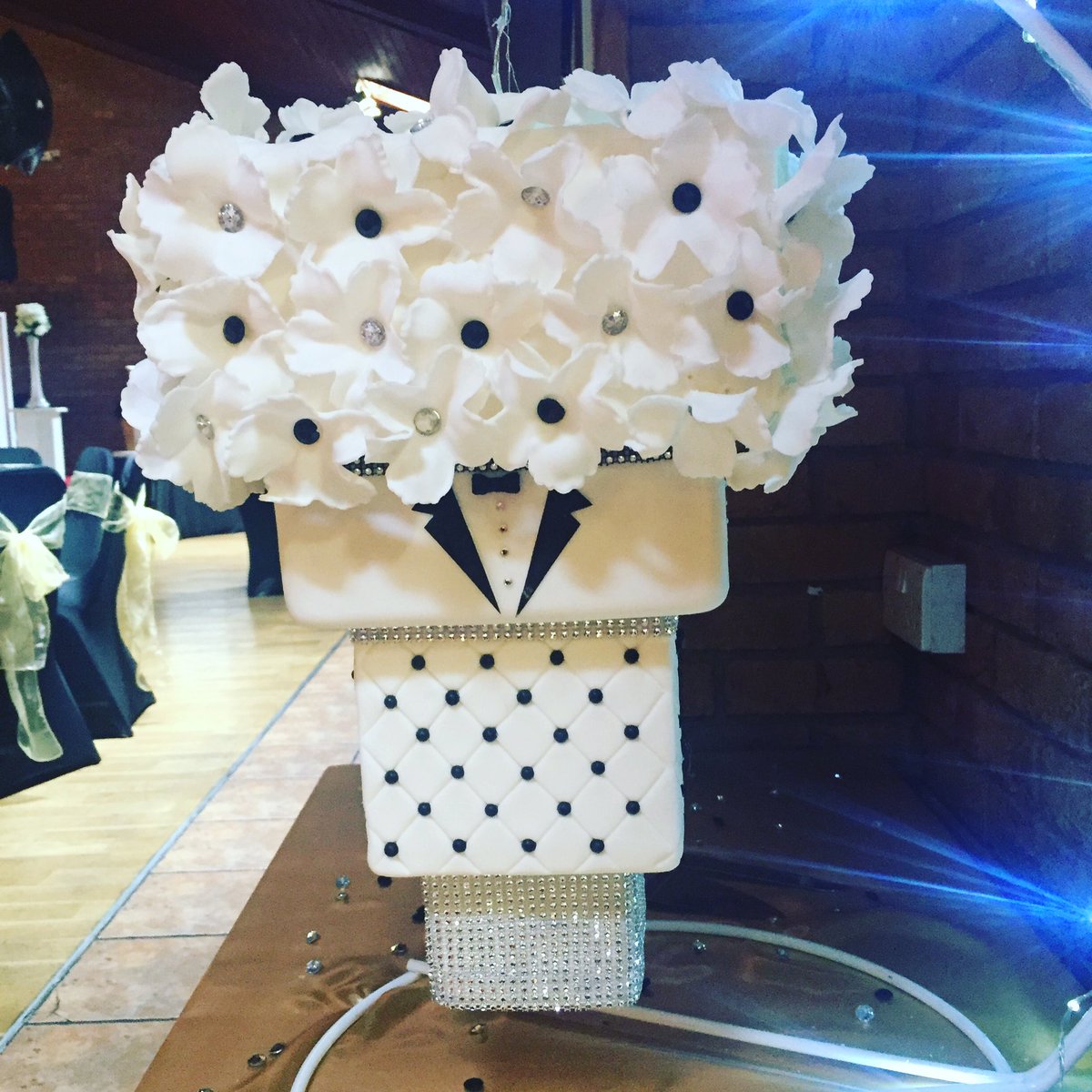 KaysCakeWorld's tweet photo. #hangingcake #kayscakeworld #bushfairservicebays #chandeliercake #bling #flowers #diamantes #tuxedo #quilted #gravitydefying https://t.co/fG1bgFdEsU