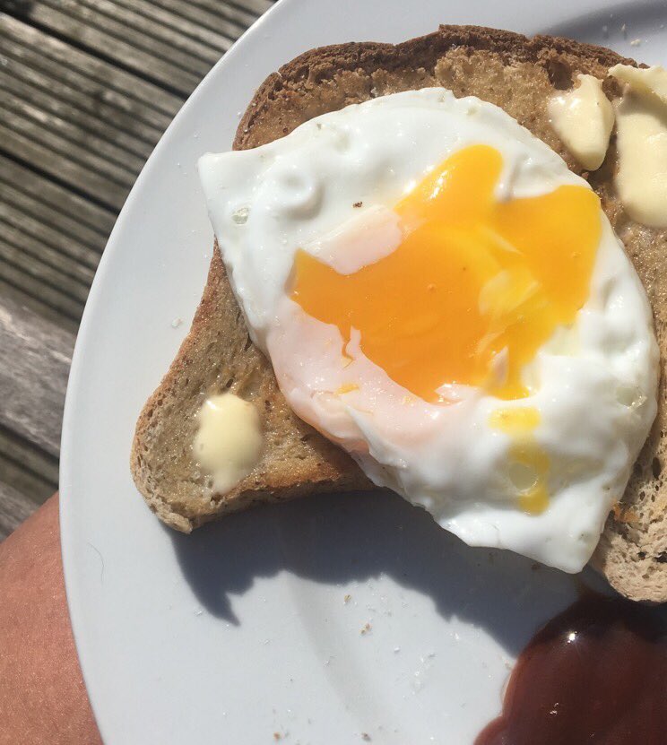 Motcombemolly's tweet image. I earned my alfresco brekkie this morning! #lawnmowed #sundayjobs #friedegg #reward