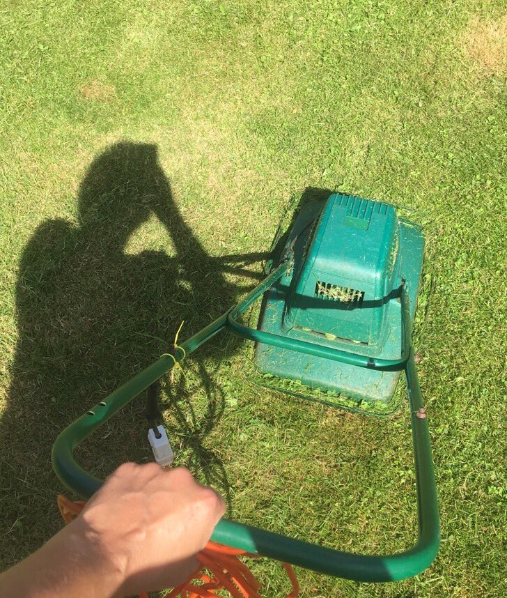 Motcombemolly's tweet image. I earned my alfresco brekkie this morning! #lawnmowed #sundayjobs #friedegg #reward