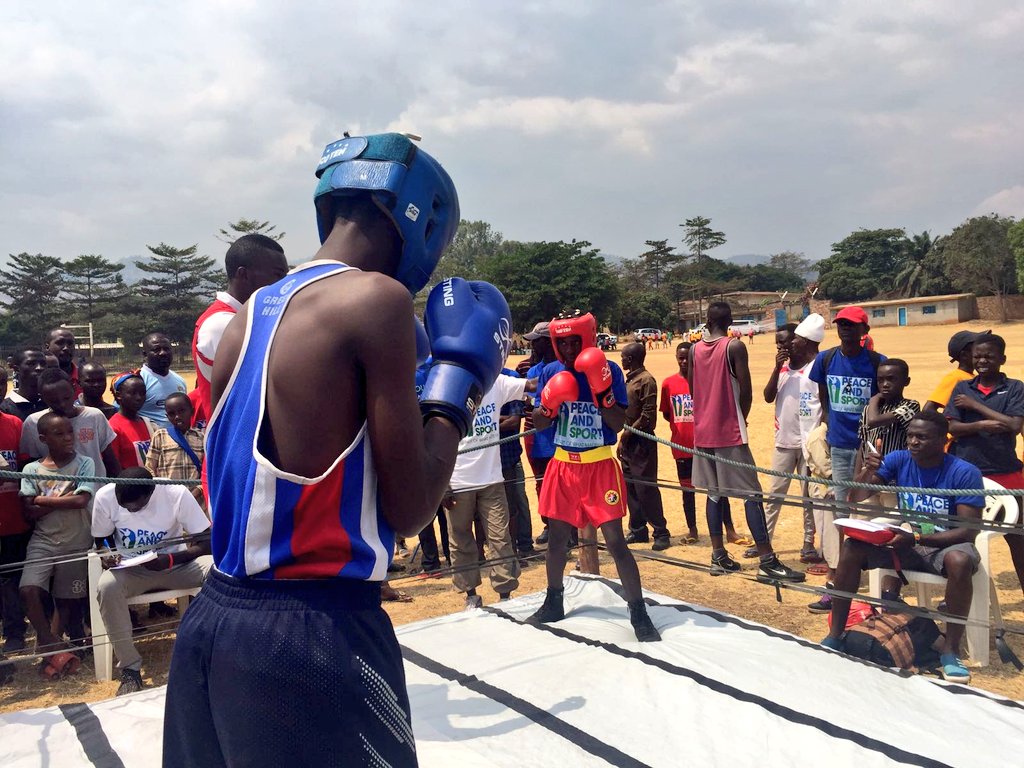 peaceandsport's tweet photo. Fighting meeting on a #SportSimple boxing ring, handmade with old tires, foam and rope at #FriendhsipGames2017 🥊🌎
Nothing can stop Sport!👊 https://t.co/sTsXeQaLqJ