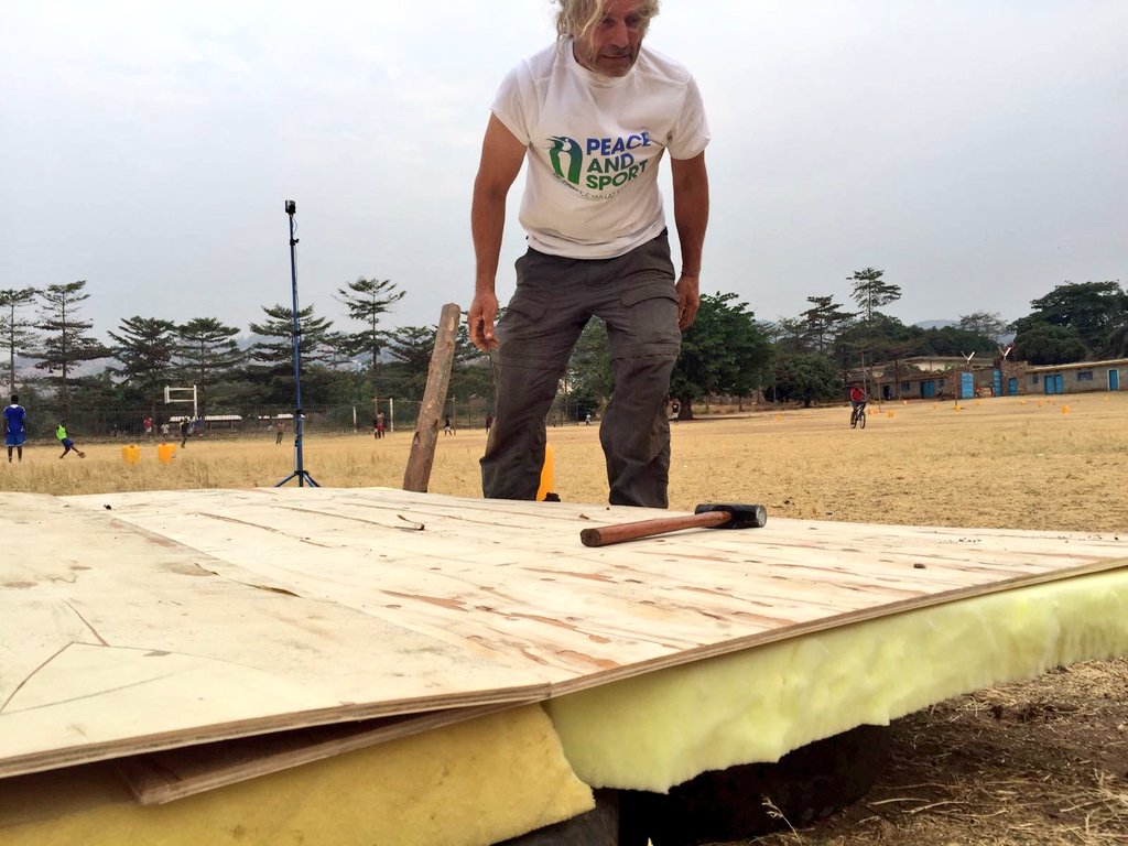 peaceandsport's tweet photo. Fighting meeting on a #SportSimple boxing ring, handmade with old tires, foam and rope at #FriendhsipGames2017 🥊🌎
Nothing can stop Sport!👊 https://t.co/sTsXeQaLqJ