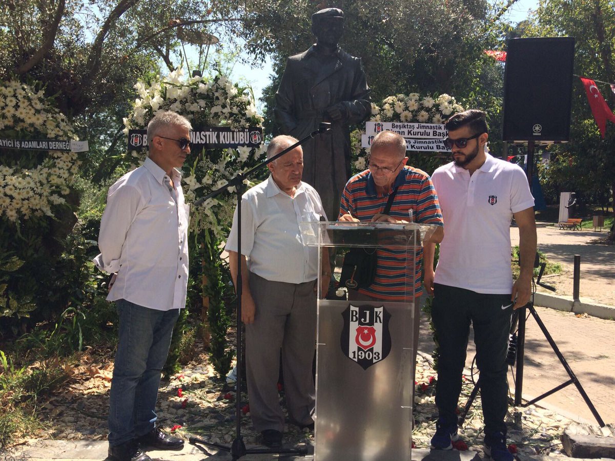 Besiktas's tweet photo. Onursal Başkanımız Süleyman Seba için anma töreni başladı. Taraftarlarımız, Seba'ya sevgilerini Şairler Parkı'ndaki taziye defterine yazdı. https://t.co/EnLN2la3mP