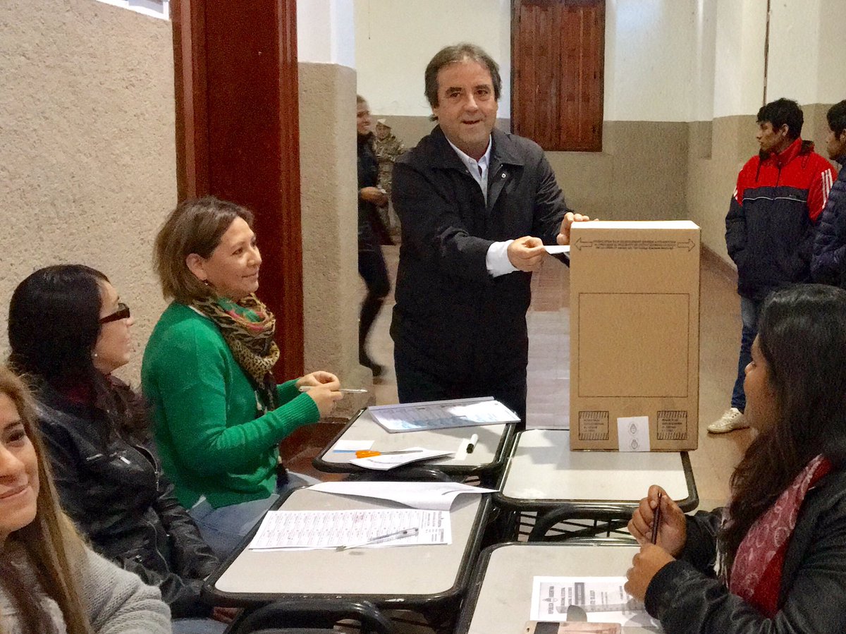 prensaucr's tweet photo. Votó @AlbertoBernis "seguramente hoy los jujeños ratificaremos la paz lograda entre todos" #paso2017 https://t.co/YcXRiETURw