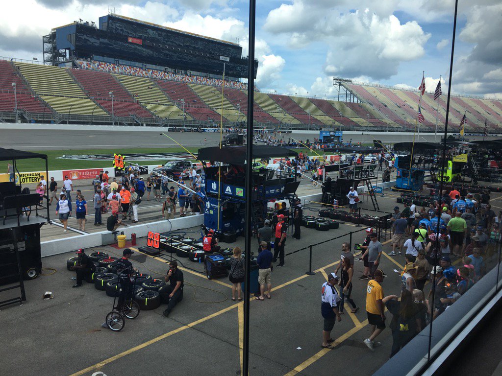 kls531's tweet photo. @Overtons @marcuslemonis upfront action @puremichigan400 go 38!!!! https://t.co/1JyUDRAucm