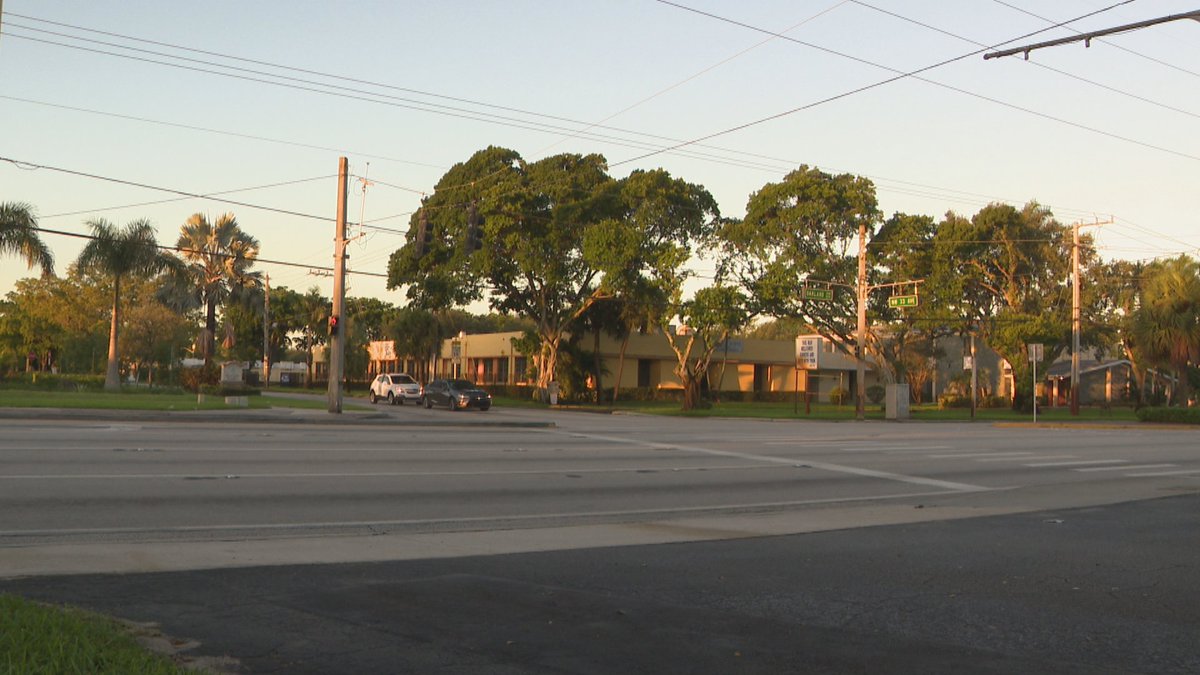 Man fatally struck by hit-and-run driver while crossing Oakland Park Blvd. bit.ly/2uzHYga https://t.co/CGNRGmaFAl